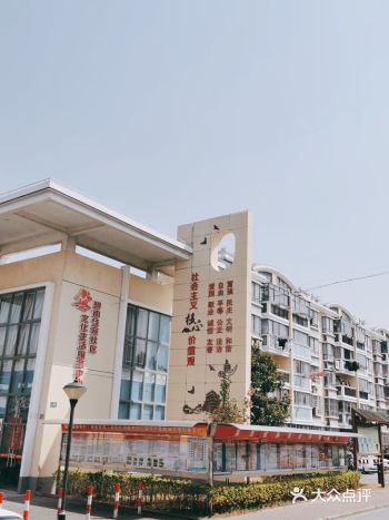 此小区位于崇明区港西镇明南苑小区，是上海农村和城镇二