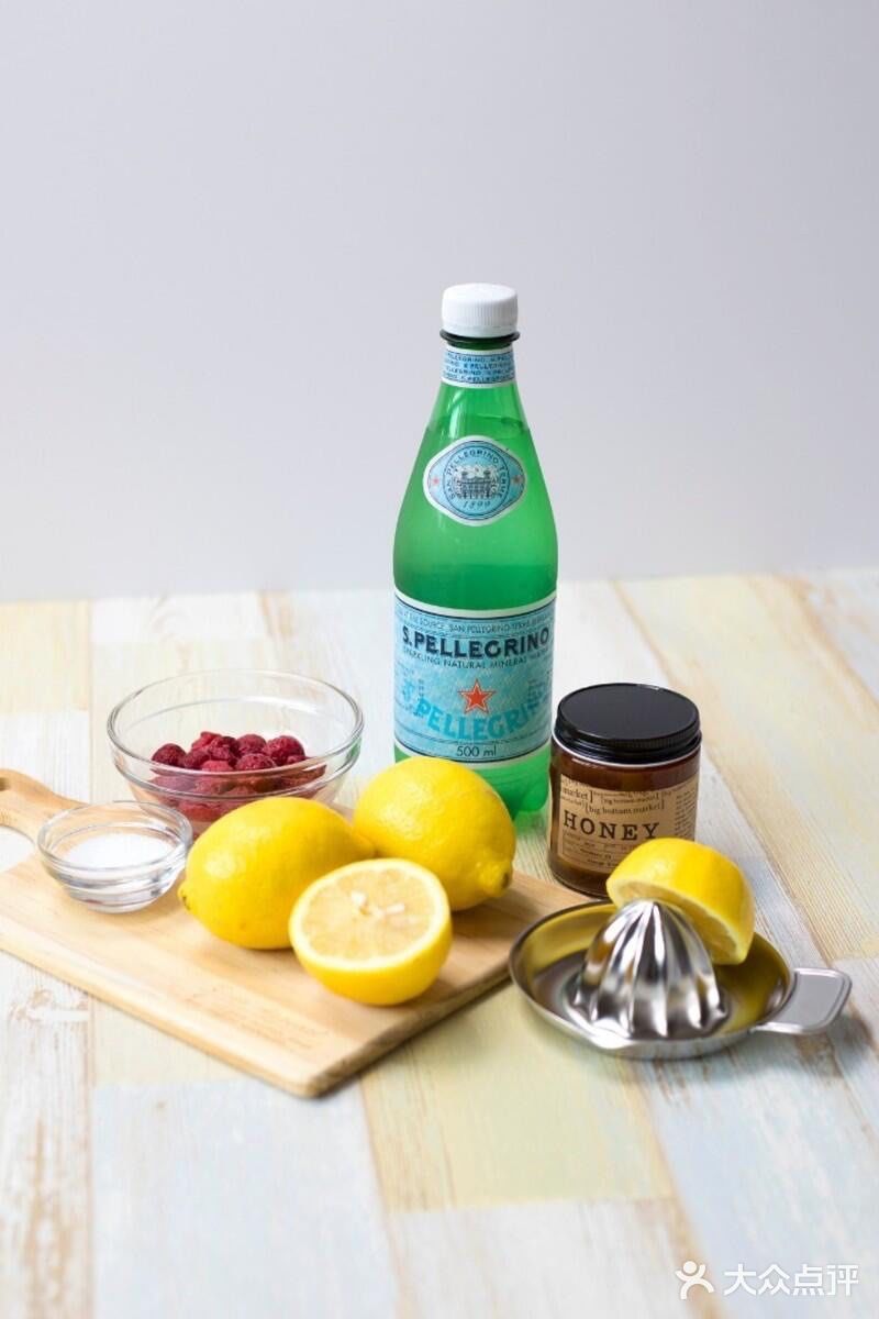 清爽夏日🌟簡易料理：覆盆子檸檬氣泡飲🌟