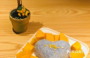 Blue Sticky Rice with Mango