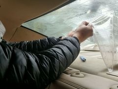 免费的才是最贵的～(￣▽￣～)~新车送的膜无隔热效果不说，一两年慢慢散发出的甲醛毒气对人体是多大的伤害，撕膜时一下子涌出来就是3M防霾明星9001v口罩都挡不住还是在室外〒_〒的-BOP保镖隐形车衣NKD王者铠甲AX改色膜(徐汇授权店)
