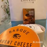 里面有一块白色的纱巾包着