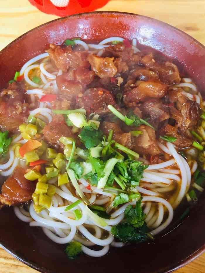 三年前来吃过,烫过的粉淋上满满一大勺的肉,最喜欢牛筋,超实惠,味道