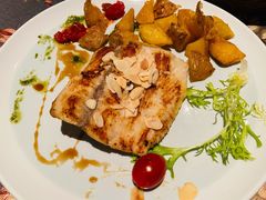 德式杏仁煎焗鱼拼炸土豆-中山路壹号传奇club·啤酒花园餐厅