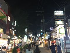 -梨大女人街