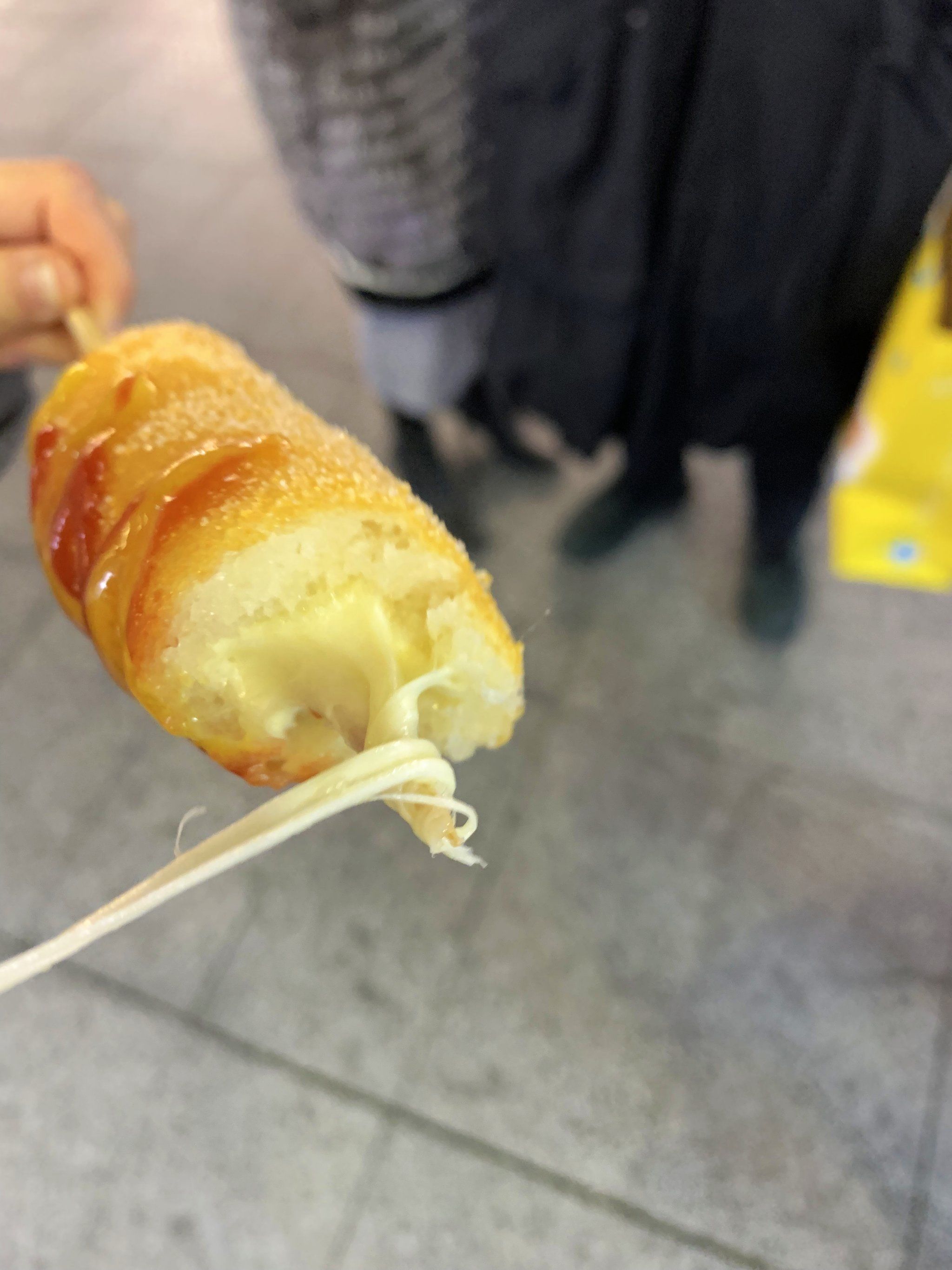 夜晚韩国街上,超级能拉拉拉丝儿的炸热狗