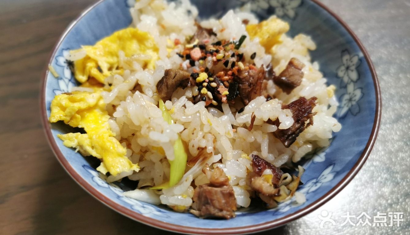 最后撒上日本炒饭调味粉，类似七味粉，完美！