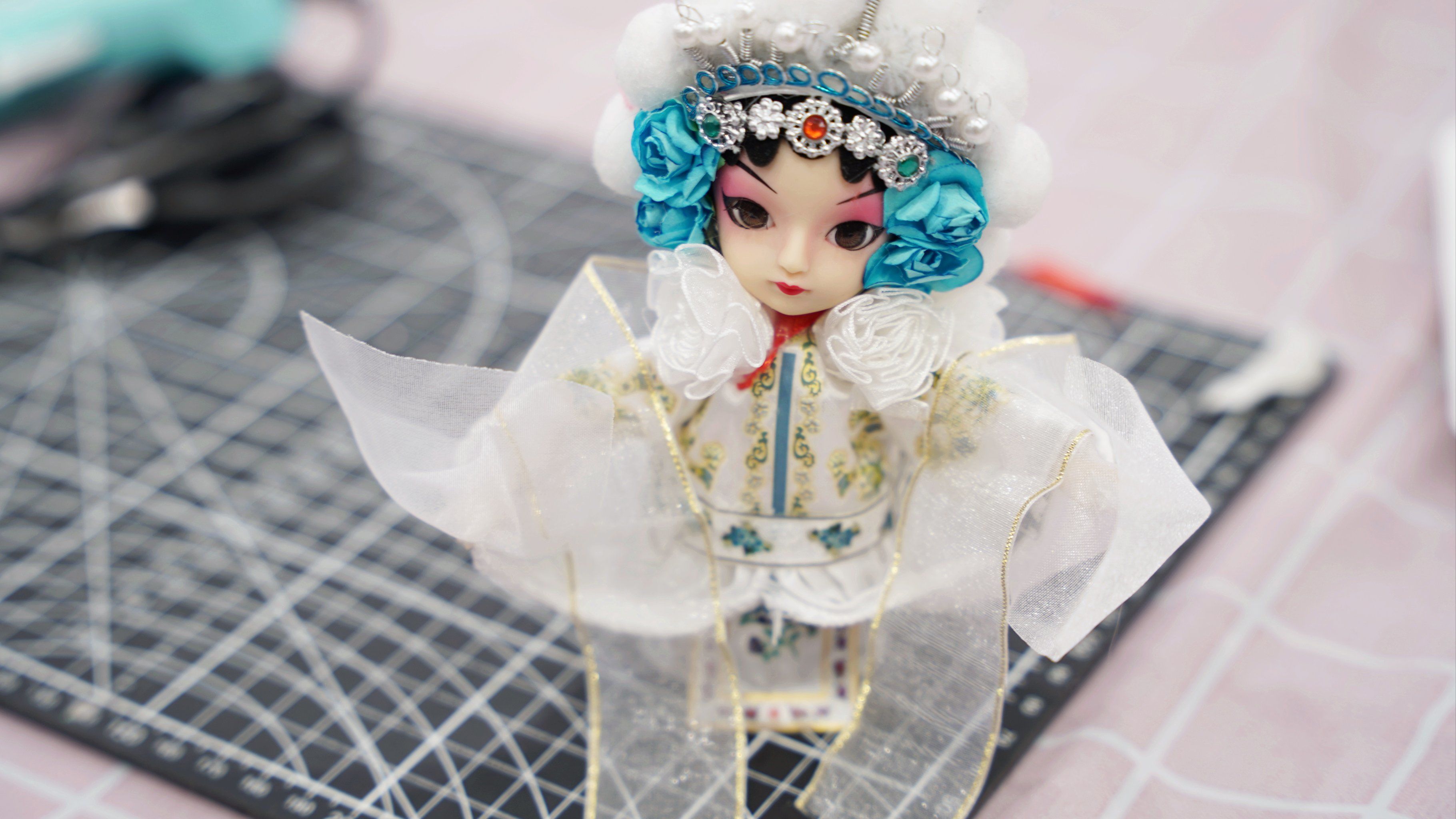 它起源于唐代.制作绢人要选用上等的丝,绸,纱,绢为原料