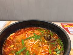 -花馬肆.云南过桥米线(汉神购物广场现场熬汤店)