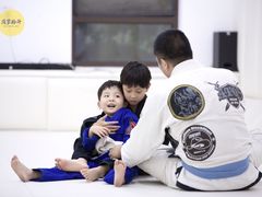 -菠萝格斗巴西柔术训练馆