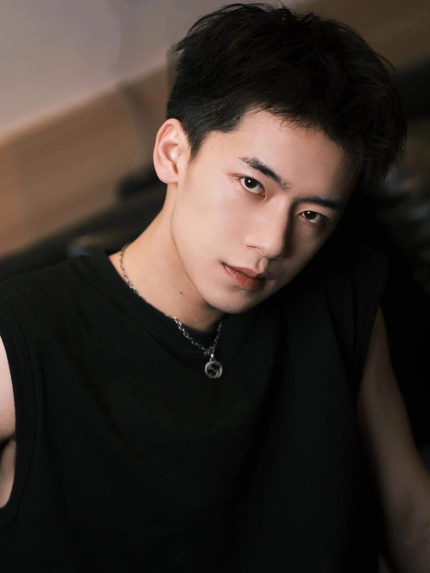 甜笑黑发男孩