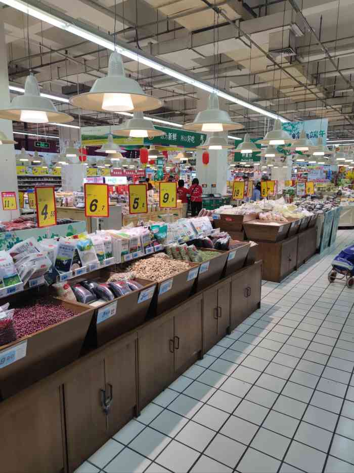 欧尚超市(金四季店)-"从外面看这个地方好像已经很老了 挺旧的.
