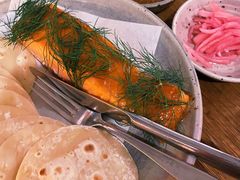 烟熏三文鱼配烤饺子皮和芥末籽酱-BOR Eatery(安福路店)