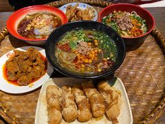 -爆炸头阿姨小四川正宗川味小吃(无任何分店)