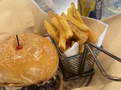 -BOURBON 玻本美式餐厅酒吧(虹桥新天地店)