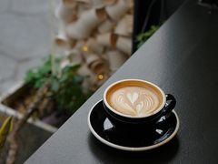 喝过一口的latte-black rainbow coffee