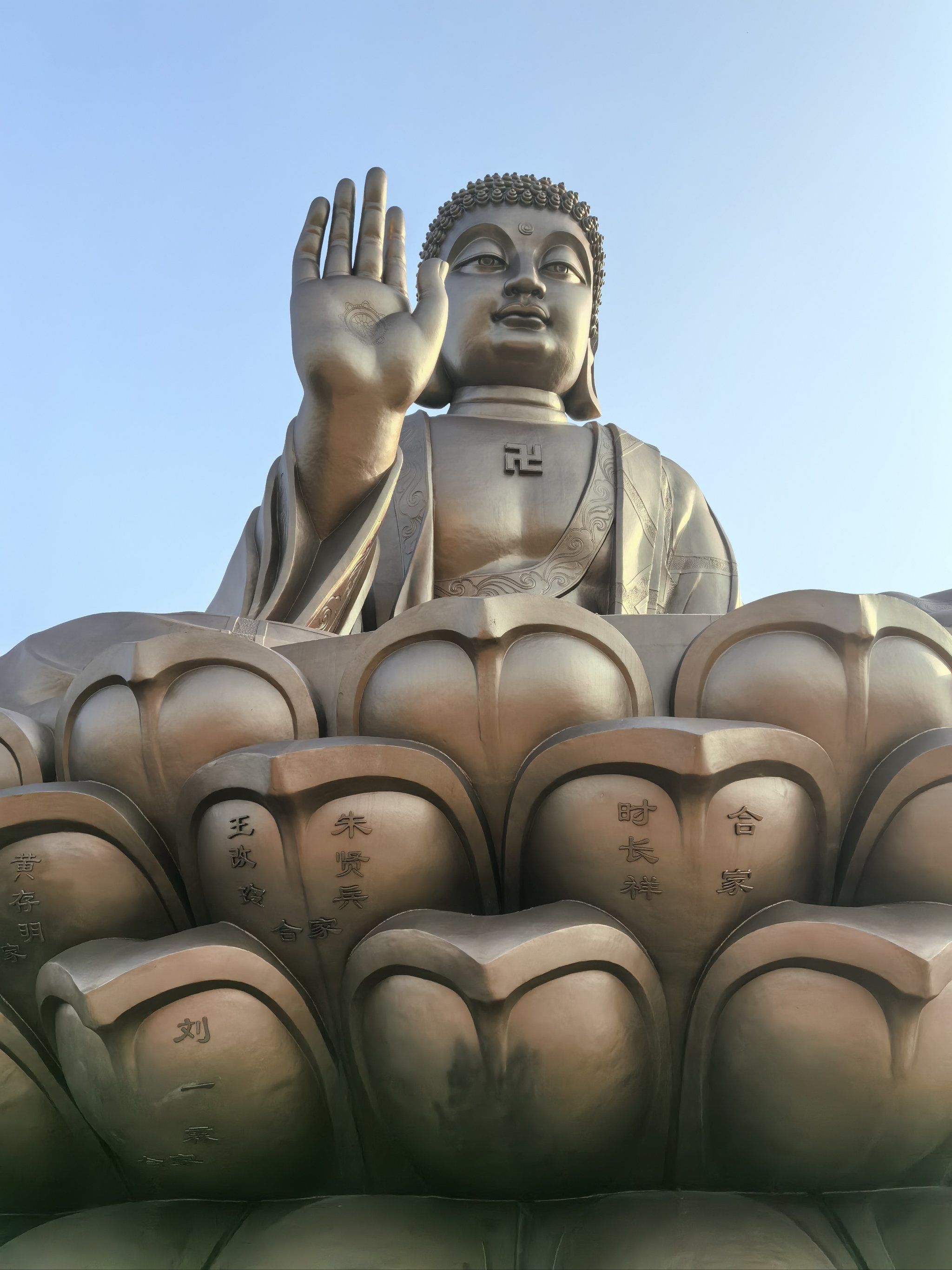 上著名的古寺名刹;药师玉佛殿内供奉着由缅甸玉雕刻而成的药师佛像,高