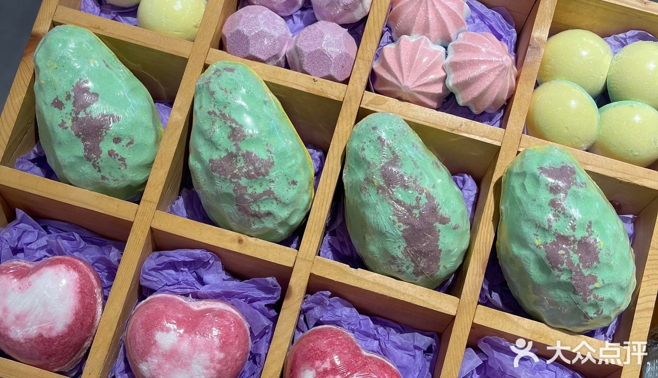 泡澡球有活动买十送二，之前用过lush的泡澡球