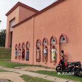 这个学校里面感觉都是粉粉的，很有意思