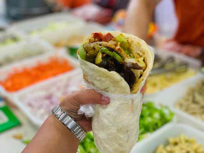 鸭肠卷饼老兵卷饼-"店开在河东万达千鸟园的一个巷子口,里面有.