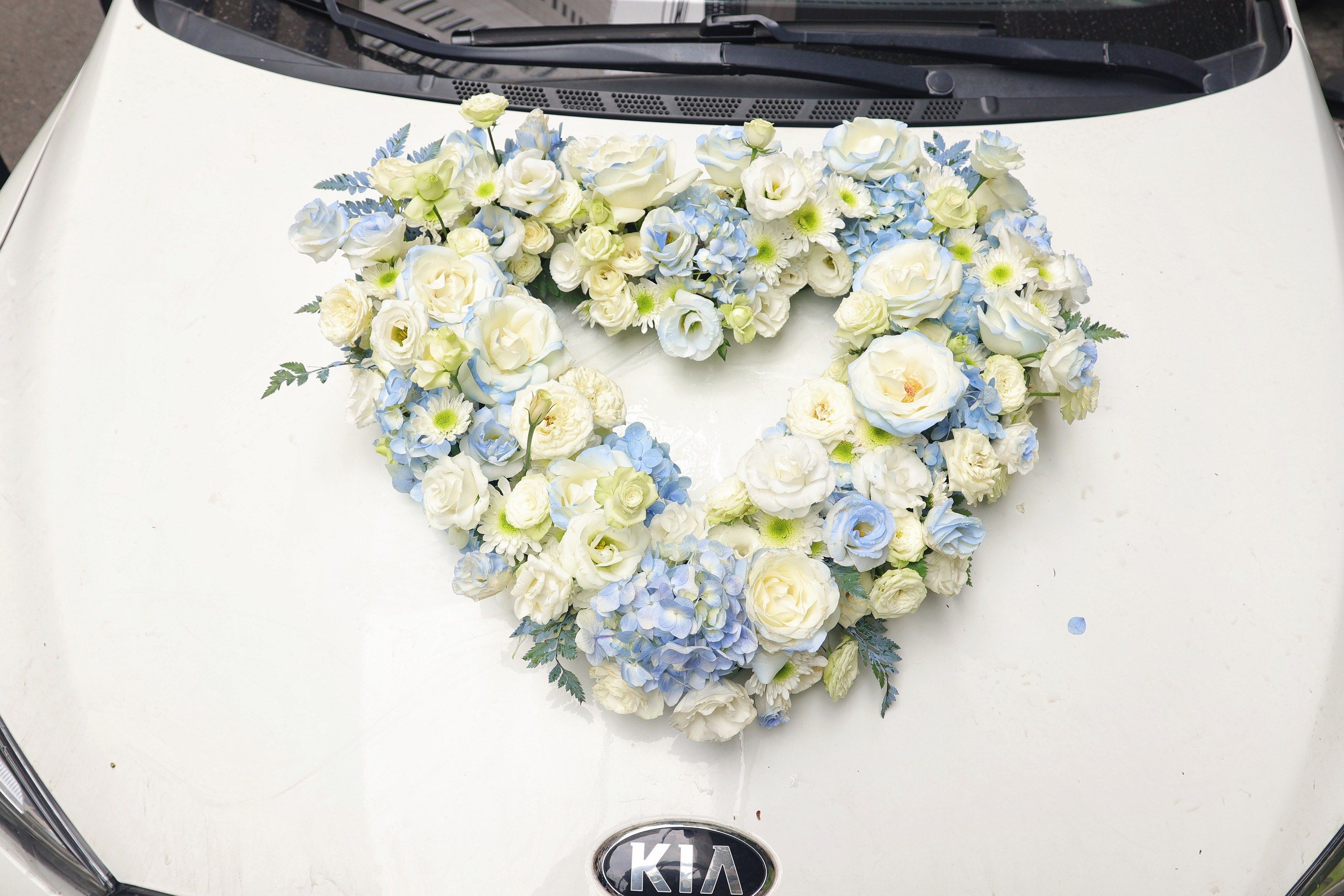 蓝白爱心婚车 「马克花艺培训学院」