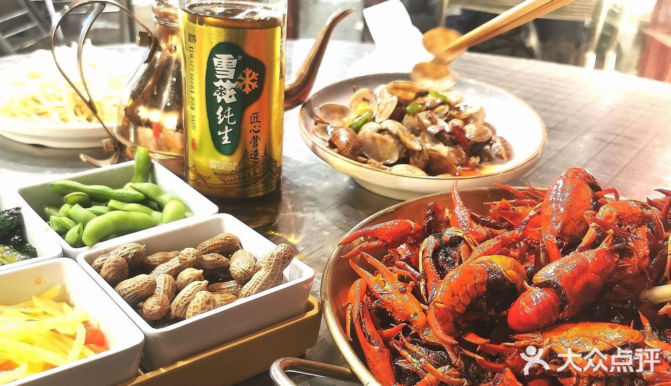 在街边吃龙虾喝啤酒是最近南京人待客的最高礼仪