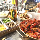 在街边吃龙虾喝啤酒是最近南京人待客的最高礼仪