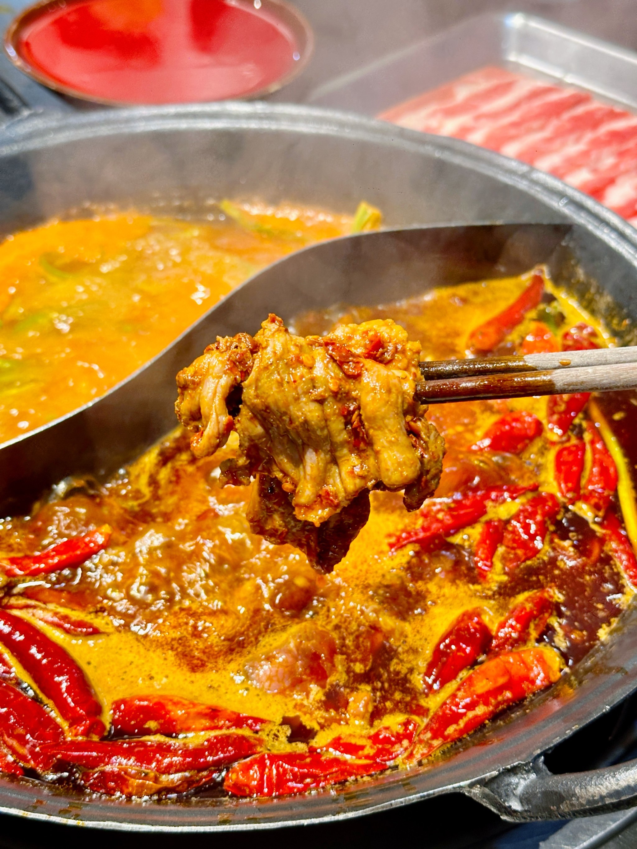 还是重庆人会吃!火锅玩出绿战袍了!