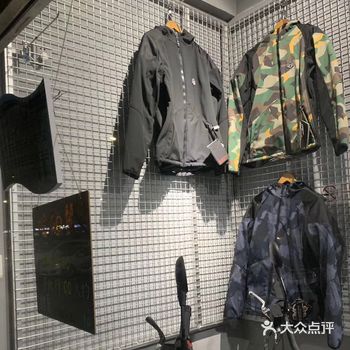 店内销售小哥哥们都是北京孩子