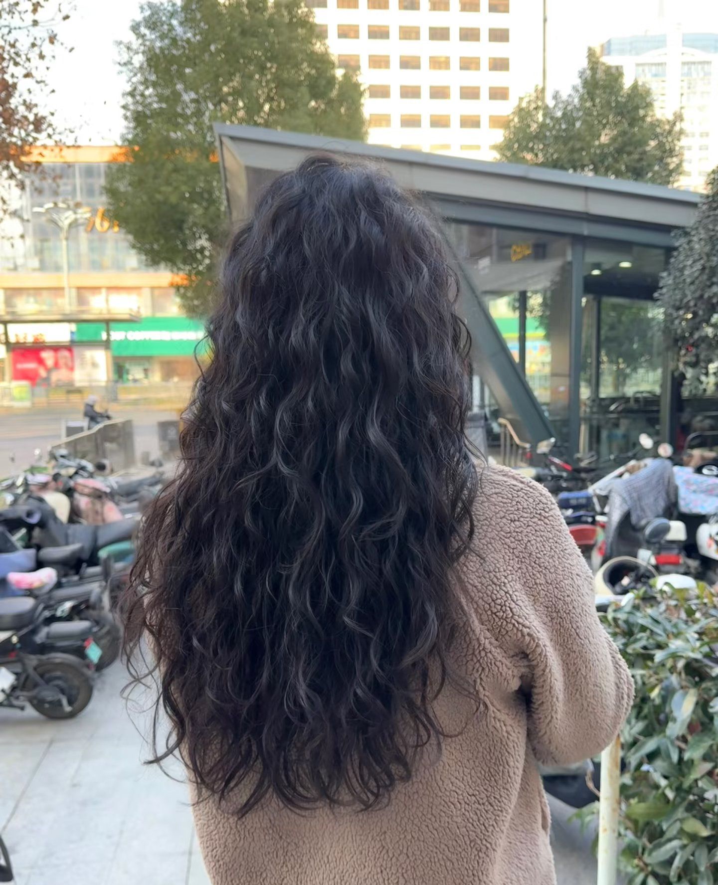 三百多米烫发 中长发女生一定要烫一次越洗越好
看的大号的羊毛卷用