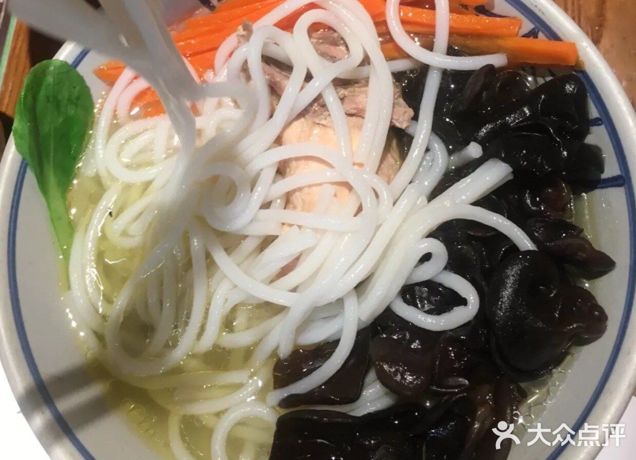 桂林米粉和云南米线都是不错的当地美食吧，当地人比较喜