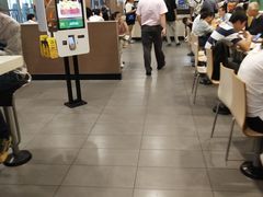 大堂-麦当劳(轻轨曹杨路店)