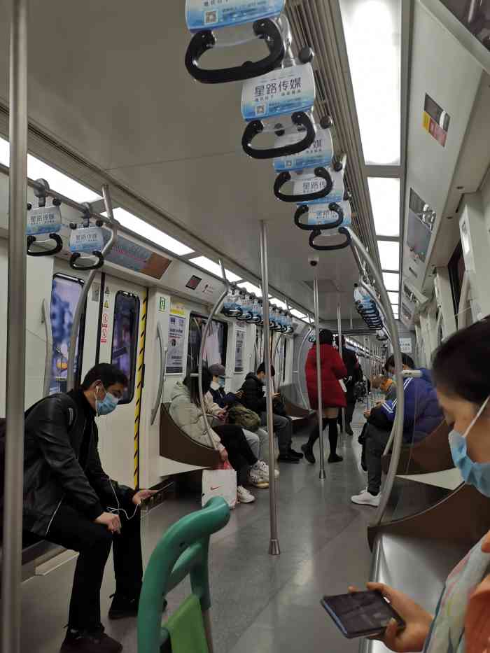龙桥路(地铁站)-"以前来逛奥特莱斯双流店要不就是开车过来,.