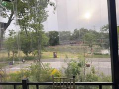 -茅草房·河畔园林火锅