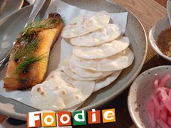 烟熏三文鱼配烤饺子皮和芥末籽酱-BOR Eatery(安福路店)