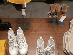 -URBAN REVIVO(上海中庚漫游城店)