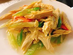 腐竹拌芹菜-清真吴记门钉肉饼·喜多利
