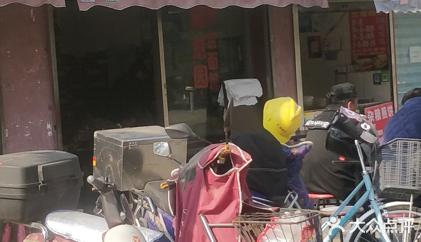 一家在老小区开了多年的面馆。小店有年代感。没几张桌子