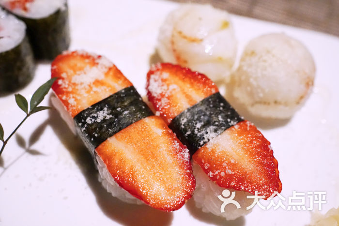 淡雪白草莓双色寿司拼