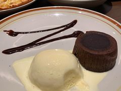 巧克力熔岩蛋糕配香草冰淇淋-萨莉亚意式餐厅(杭州滨江天街店)