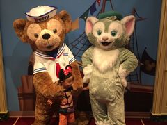 -小镇影院迪士尼小熊Duffy与他的朋友合影地