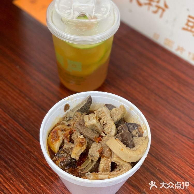 HKU香港大学地铁站B1出口处受欢迎的小吃店