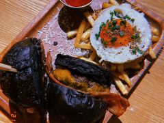 黑凤梨和牛肉汉堡-HELLO 27 意面·沙拉·帕尼尼