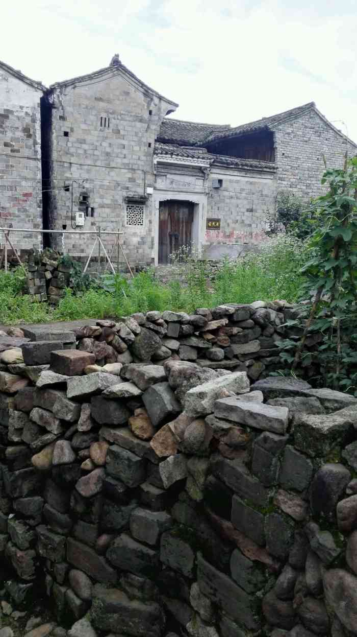 张思古民居-"天台平桥镇中学门口的玉兰路一直朝西,过了.