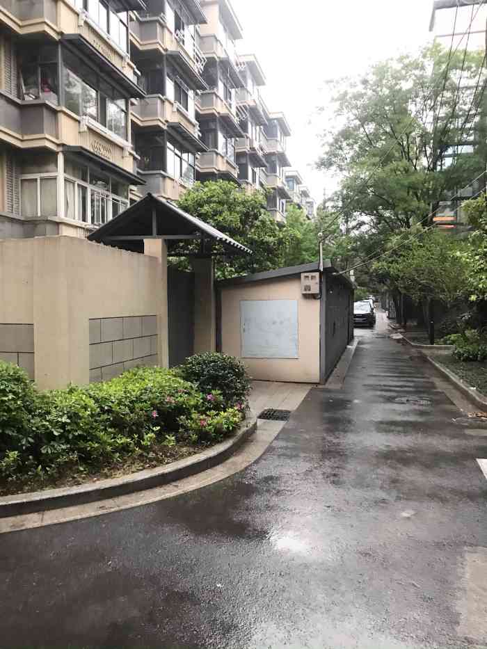 天津新村"逛完古林公园,看到旁边就是天津新村社区.