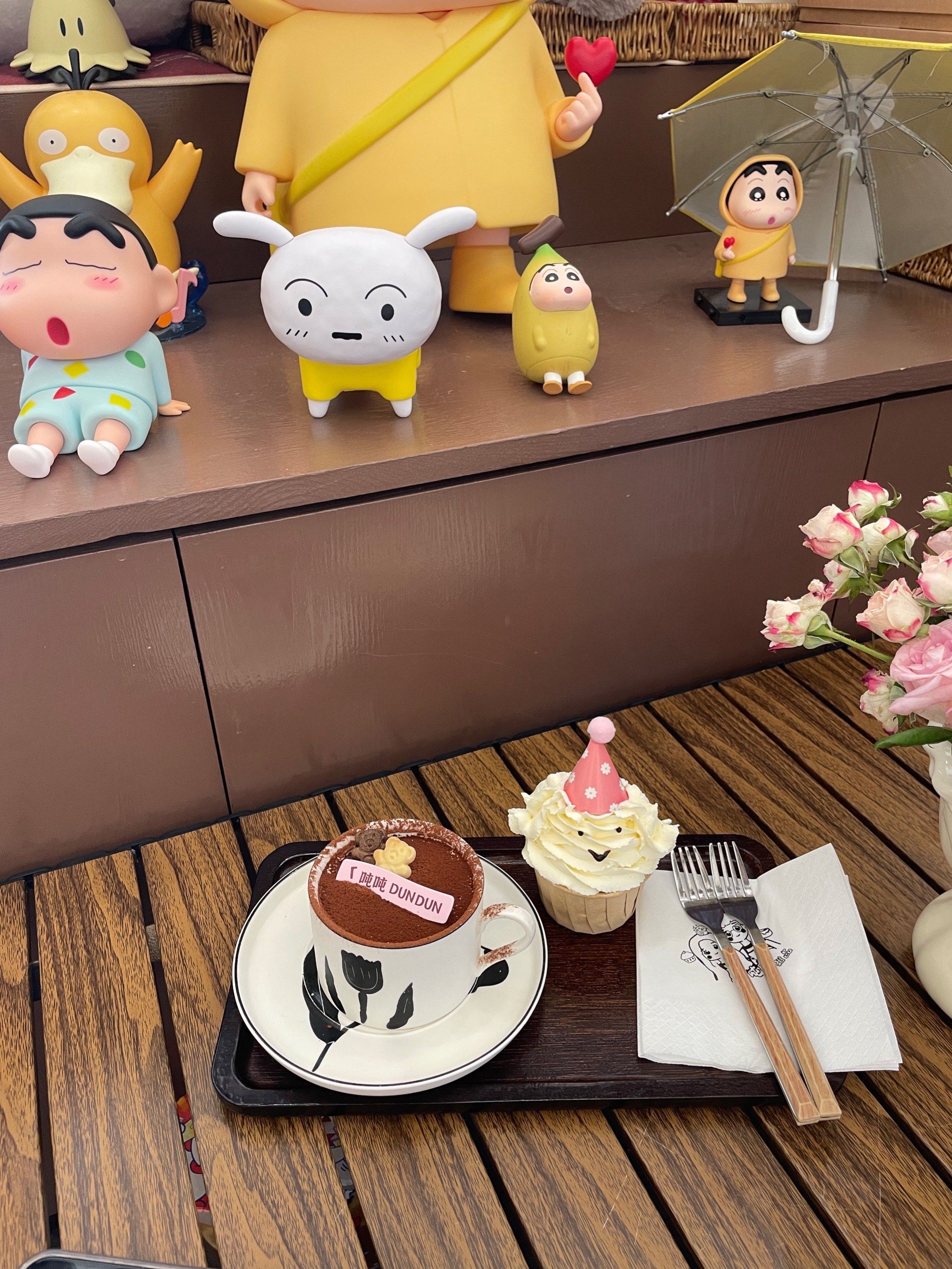 跟好龟龟在禾祥东走累了,看到这家店外面装饰得非常漂亮直接开门进来