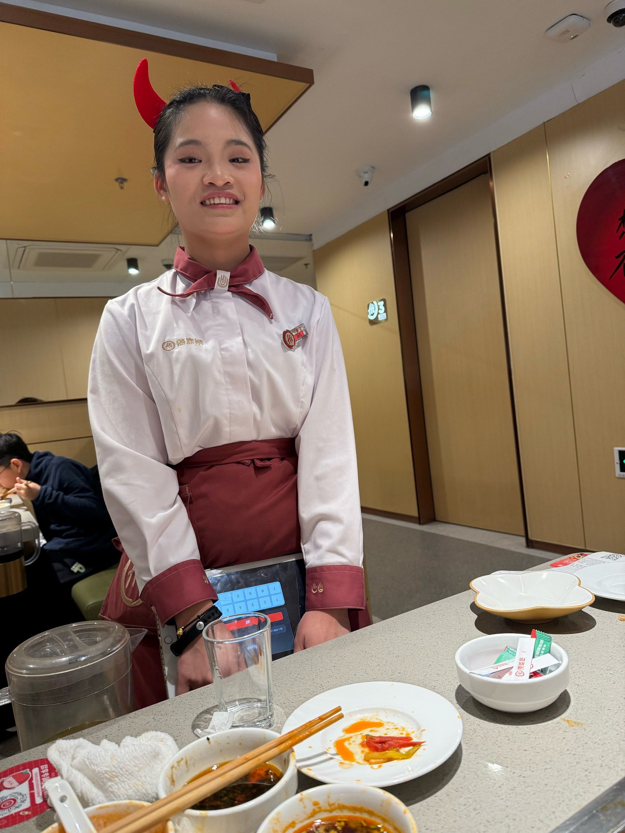 也是很久没来海底捞了 服务生小姐姐依旧热