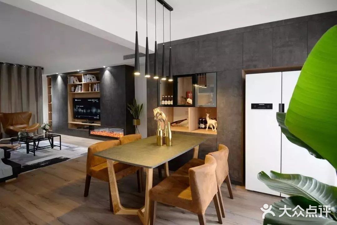 布置出一个低调奢华的华丽空间感。