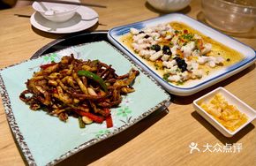 Stir-fried Fish Fillets with Tea Tree Mushrooms