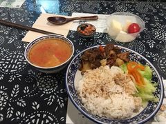 红烧牛腩盖饭-蜗牛小馆醉乡民谣云南菜(惠新西里店)