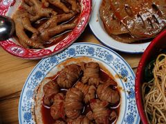 -爆炸头阿姨小四川正宗川味小吃(无任何分店)